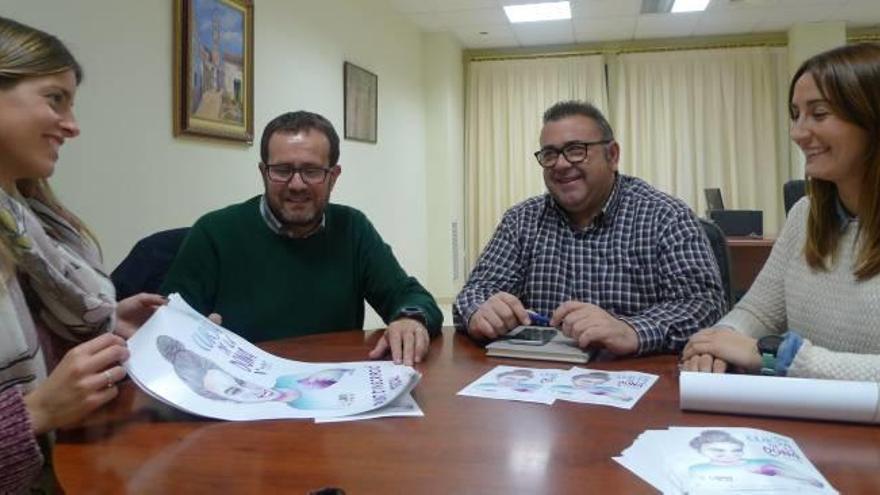 Alcalde y concejala con los dirigentes del CAS en la reunión.