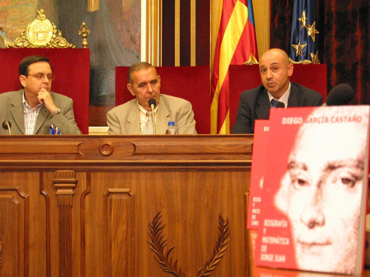 En un acto en el Ayuntamiento de Elche, entre el entonces alcalde, Diego Maciá, y el director de la UNED de Elche, Gaspar Mora, también matemático