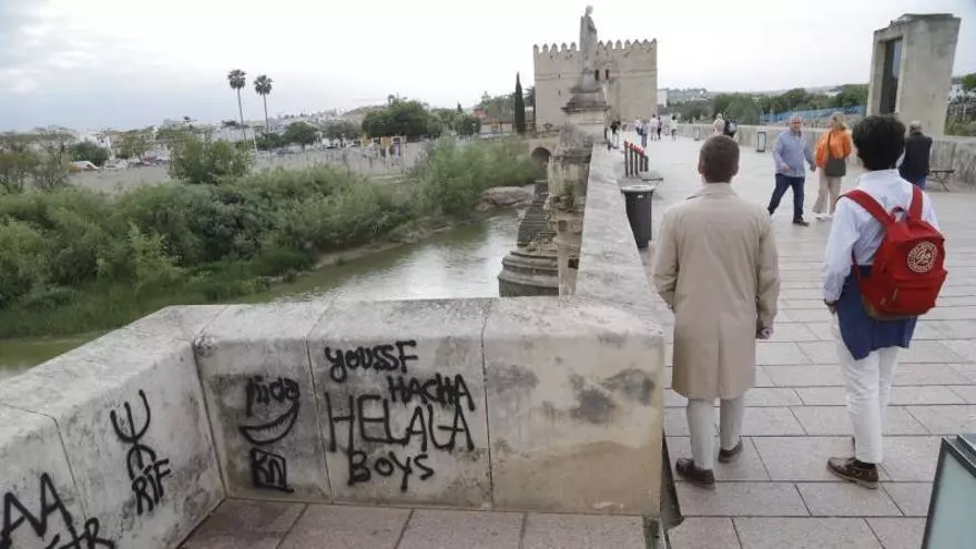 Vandalizan el Puente Romano de Córdoba con numerosas pintadas de origen desconocido
