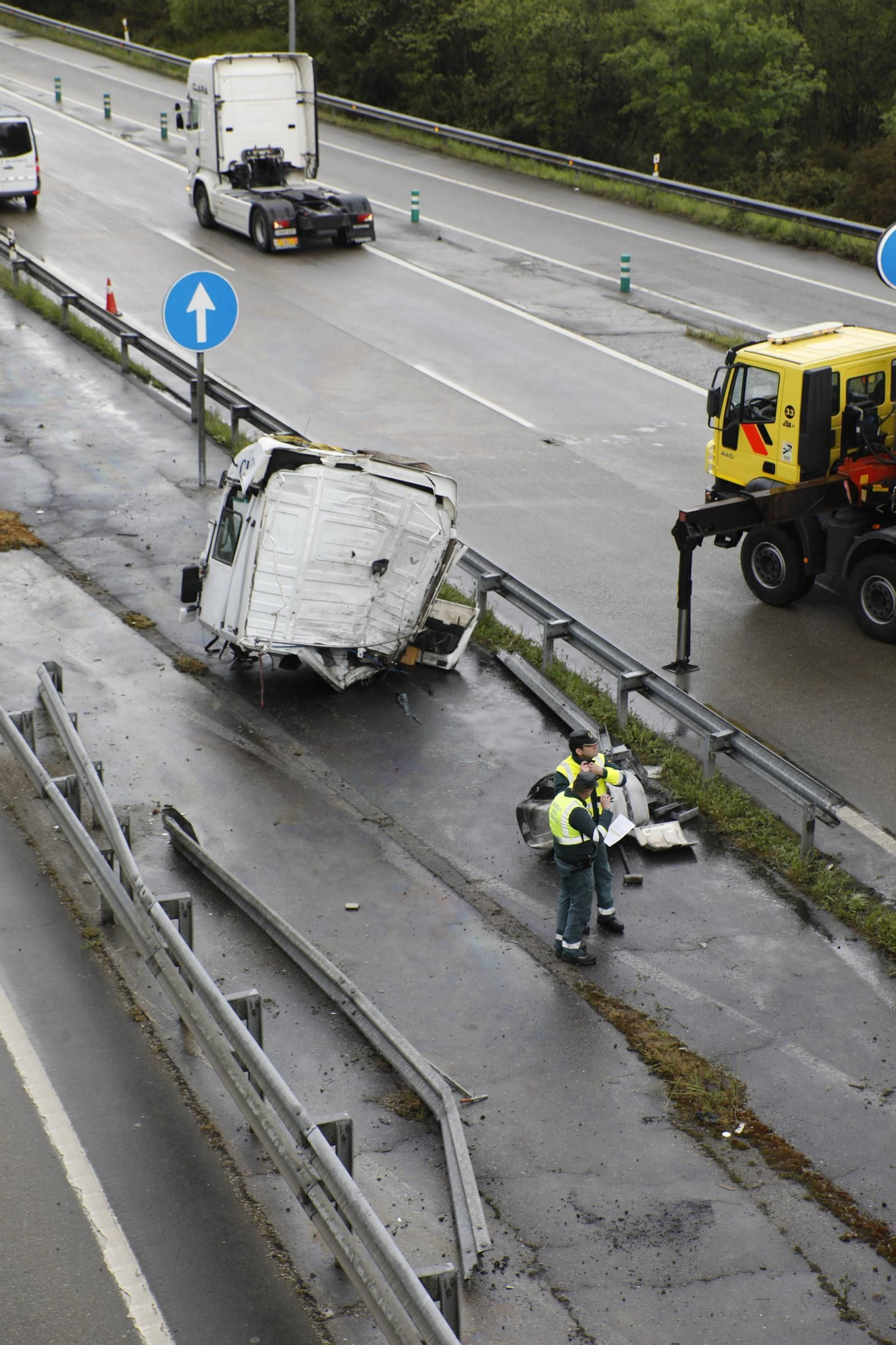 EN IMÁGENES: El brutal accidente de un camión en la A-64