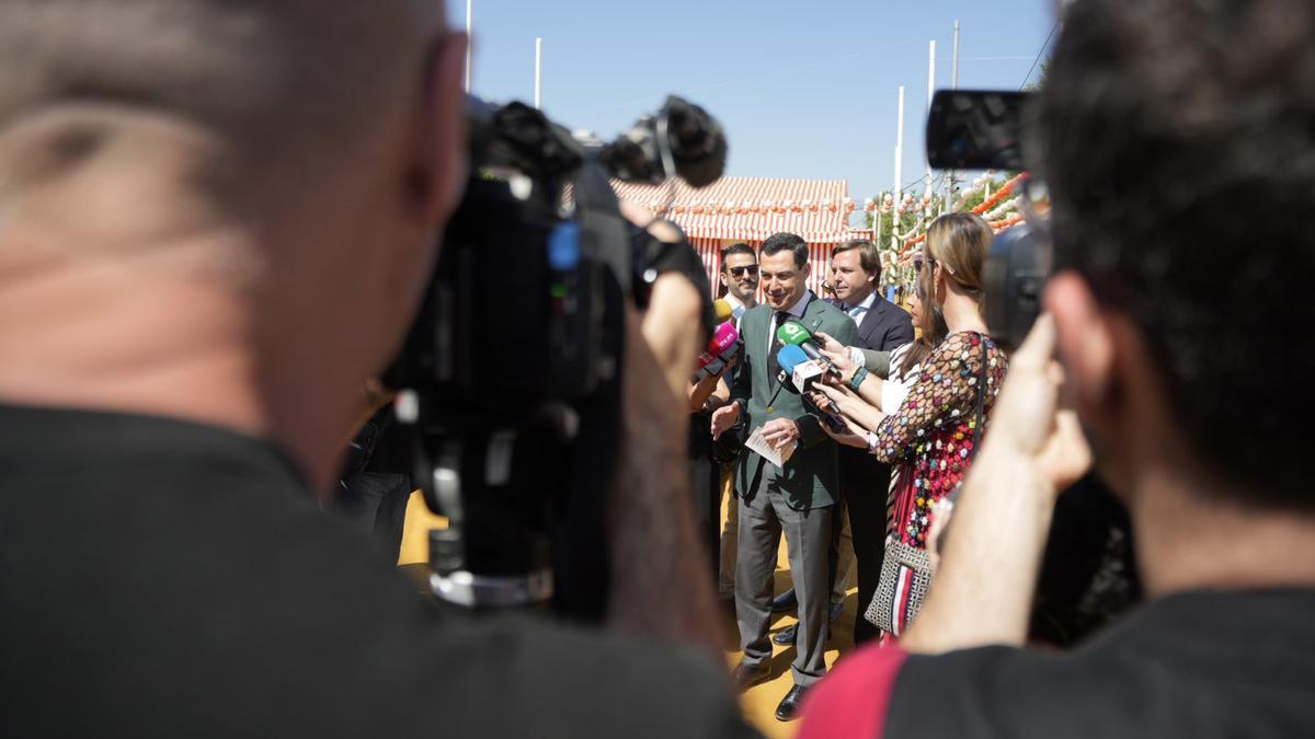 El presidente de la Junta de Andalucía, Juanma Moreno, este martes en declaraciones a los medios en la Feria de Sevilla.