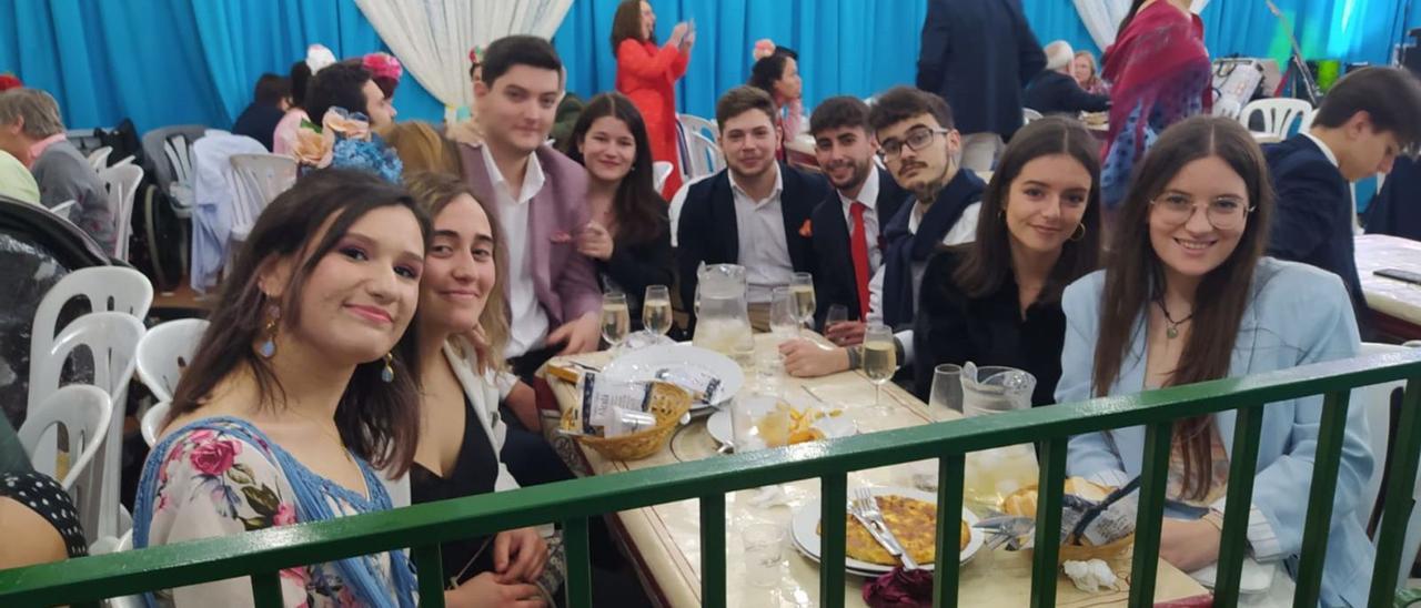 Nuria González, a la izquierda, con sus amigos, en la caseta del Centro Asturiano.