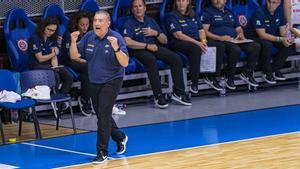 Miguel Méndez da instrucciones a sus jugadoras en un amistoso en Hungría