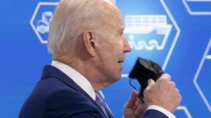 Biden sigue experimentando síntomas leves por la covid-19, según su médico