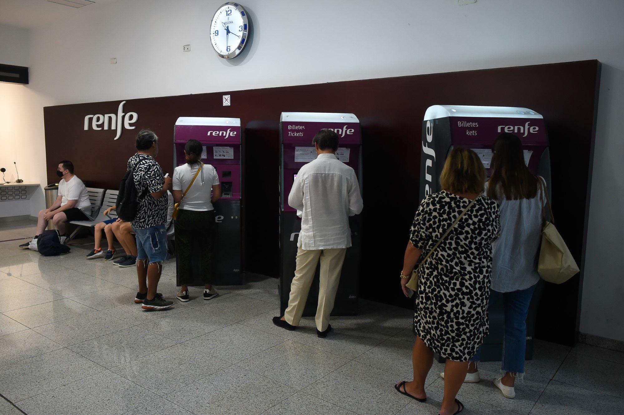 Ya se pueden adquirir los nuevos abonos gratuitos del Cercanías en la estación María Zambrano