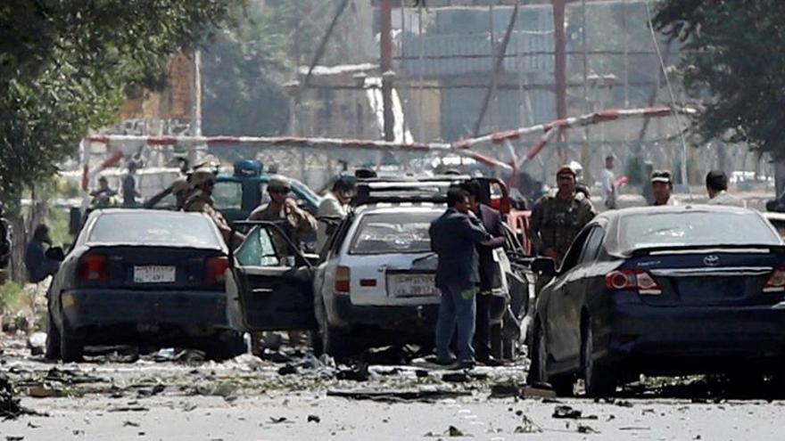 Las fuerzas de seguridad afganas inspeccionan el lugar.