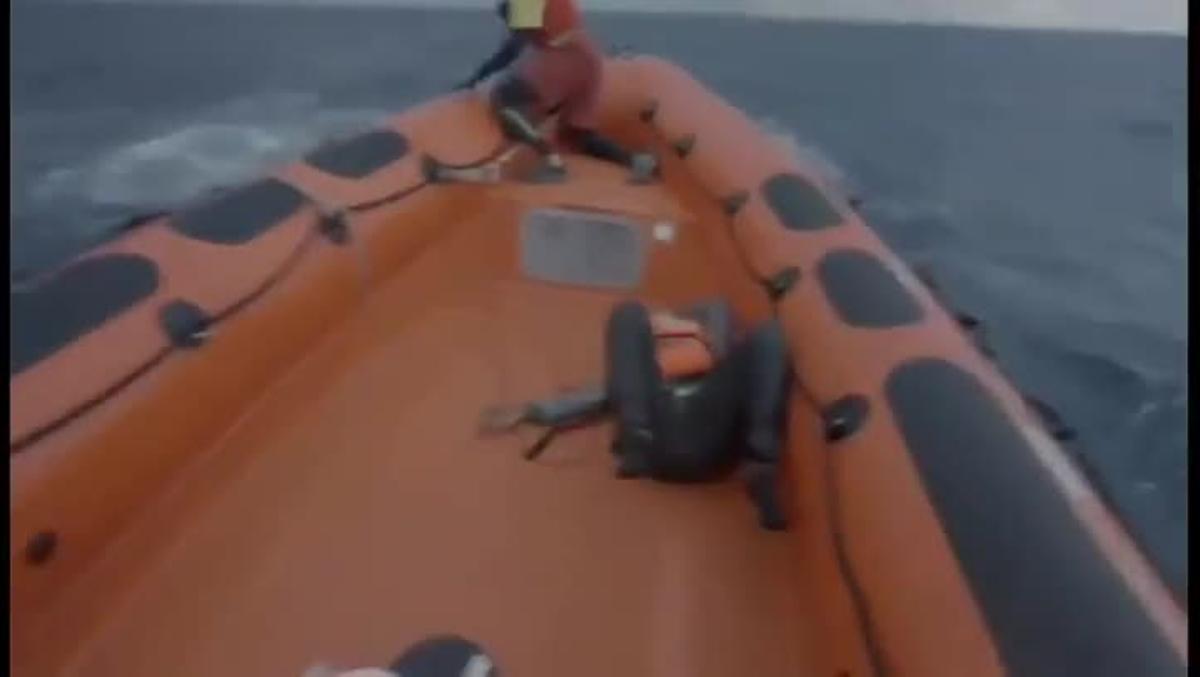 La reacción de la madre de un bebé fallecido en el naufragio en el Mediterráneo.