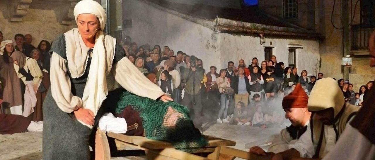 Un momento na representación do espectáculo A defensa da vila (Cangas).