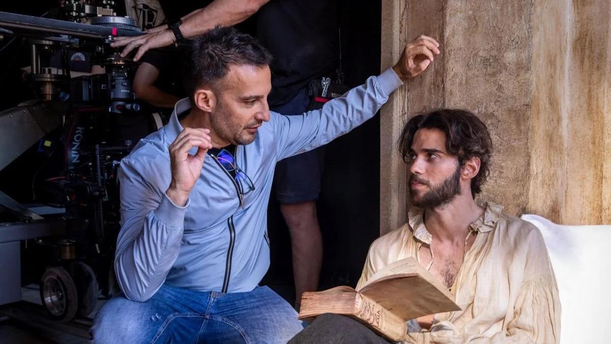 Alejandor Amenábar dándole instrucciones a Julio Peña en "El cautivo".