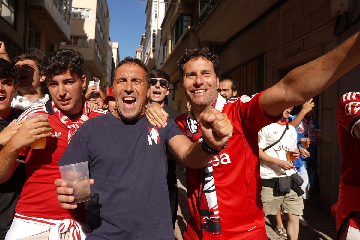 Aficionados del Sevilla por las calles de A Coruña antes del partido del Deportivo Aficionados del Sevilla por las calles de A Coruña antes del partido del Deportivo