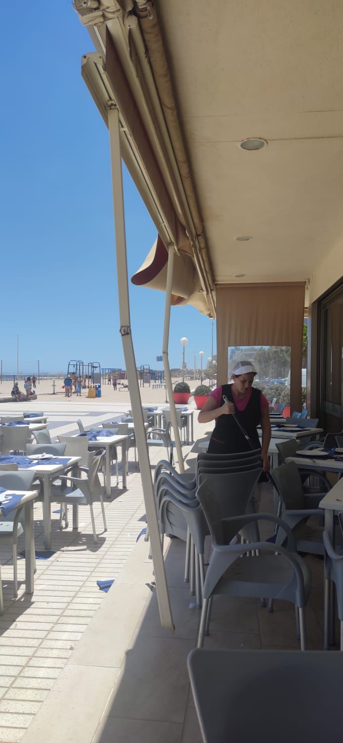 Así ha sido el tornado que sorprendió ayer a los bañistas en la playa de San Juan