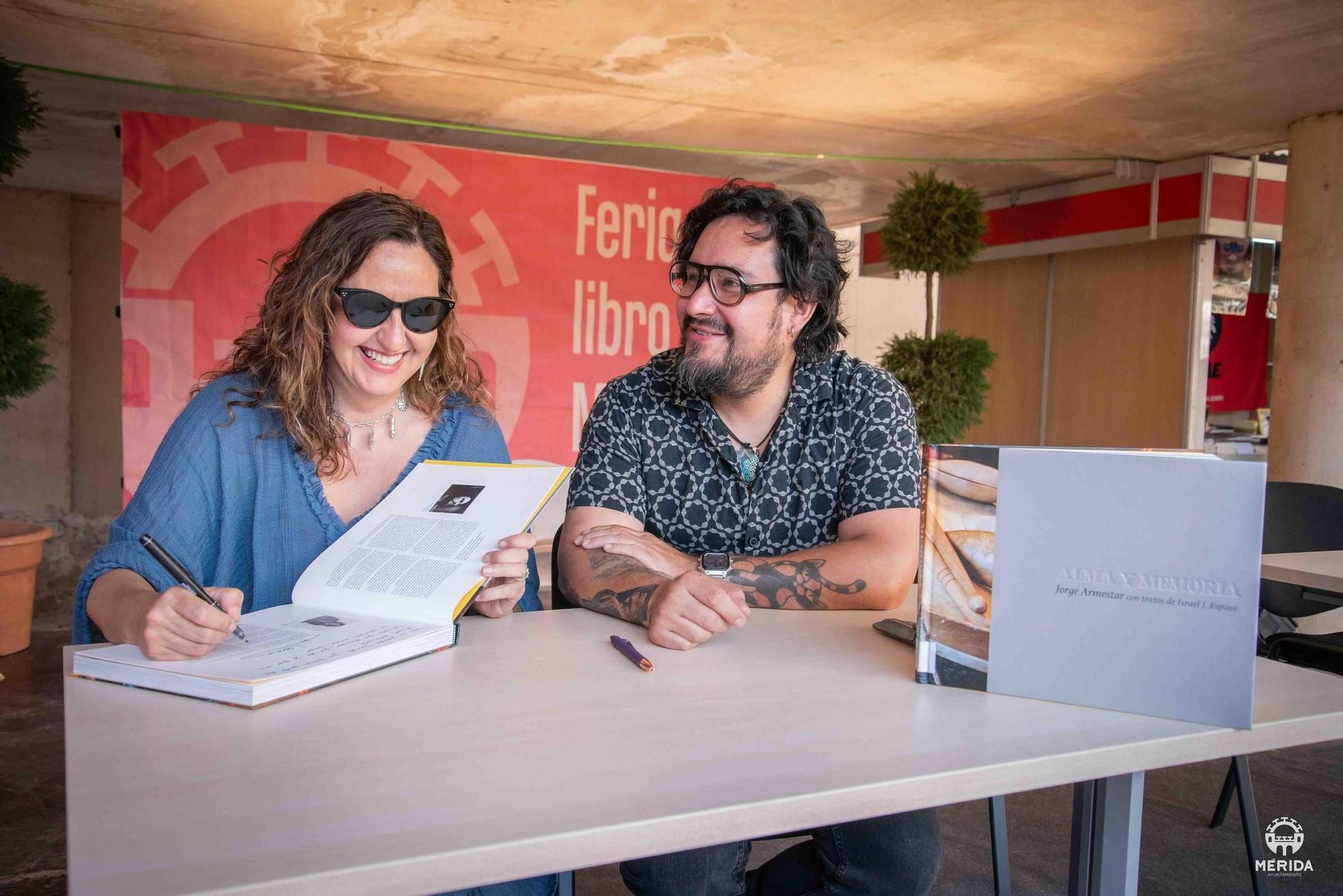 Galería | Primer día de feria del libro en Mérida