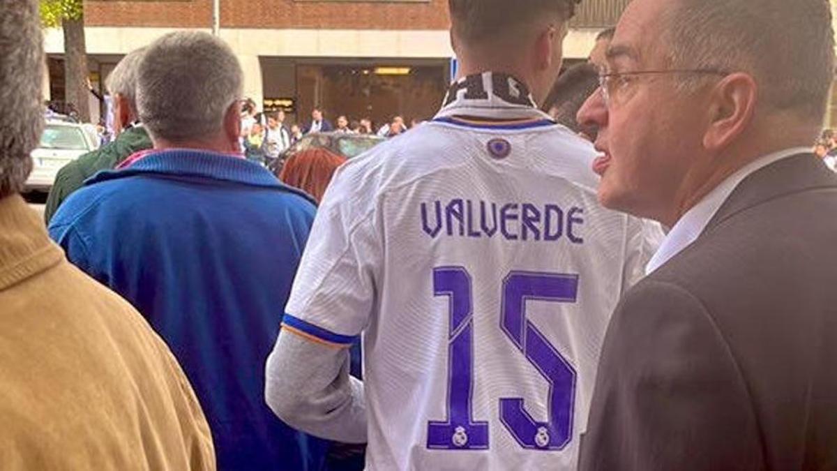 Un aficionado del Real Madrid, con una camiseta de Fede Valverde, en la previa al partido contra el Chelsea.