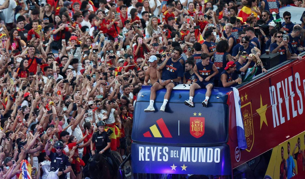 Milers de persones van omplir la plaça de Cibeles en la gran festa dels campions del món.