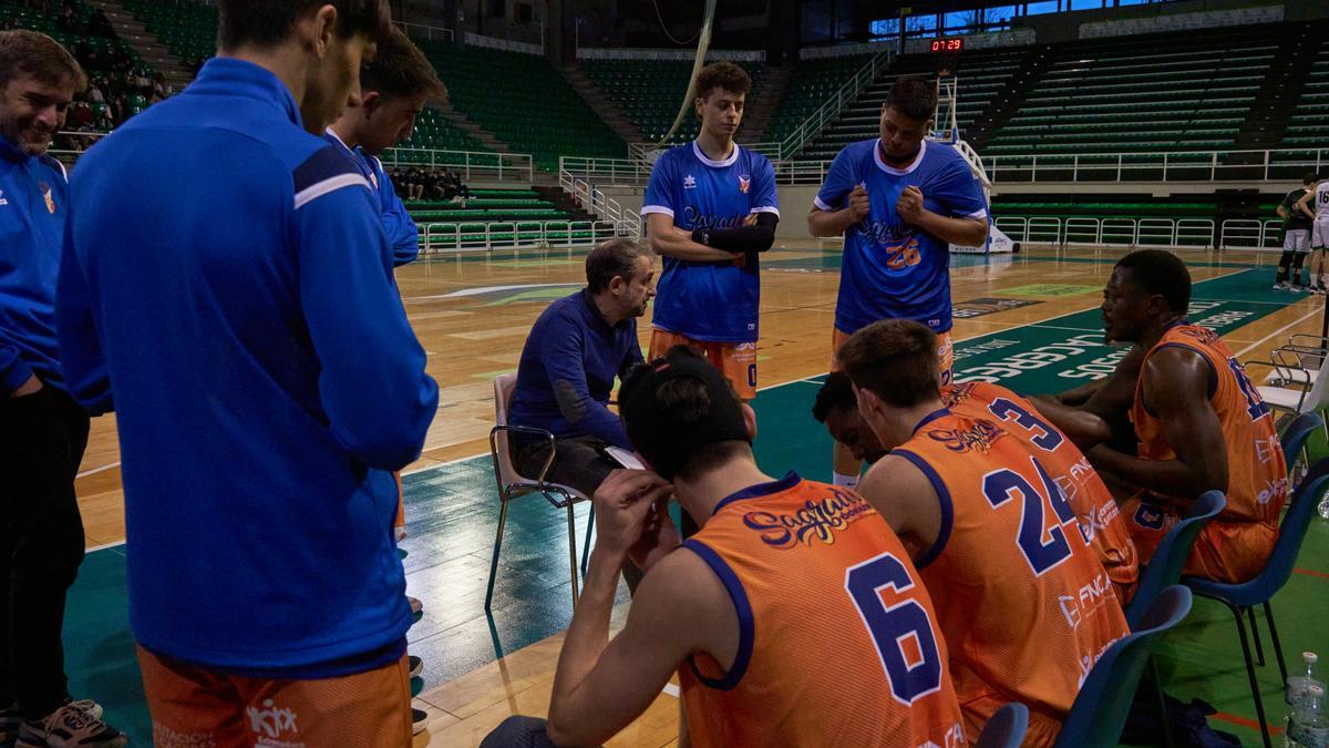 Juan Pablo Márquez da instrucciones a sus jugadores.