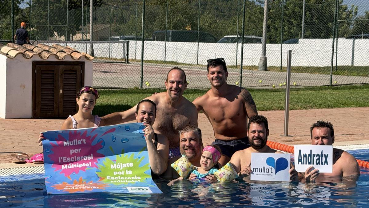 Tradicional chapuzón de la jornada Mulla't per l'Esclerosi Múltiple celebrada en Andratx.