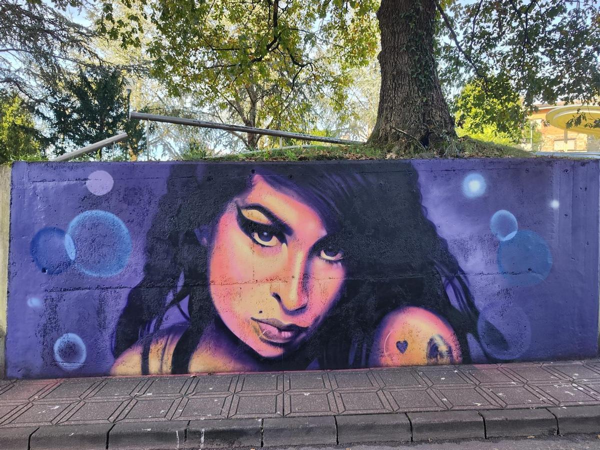 Mural de Amy Winehouse, en la Pola, obra de artistas 13 Iglesias y Dask Vega.