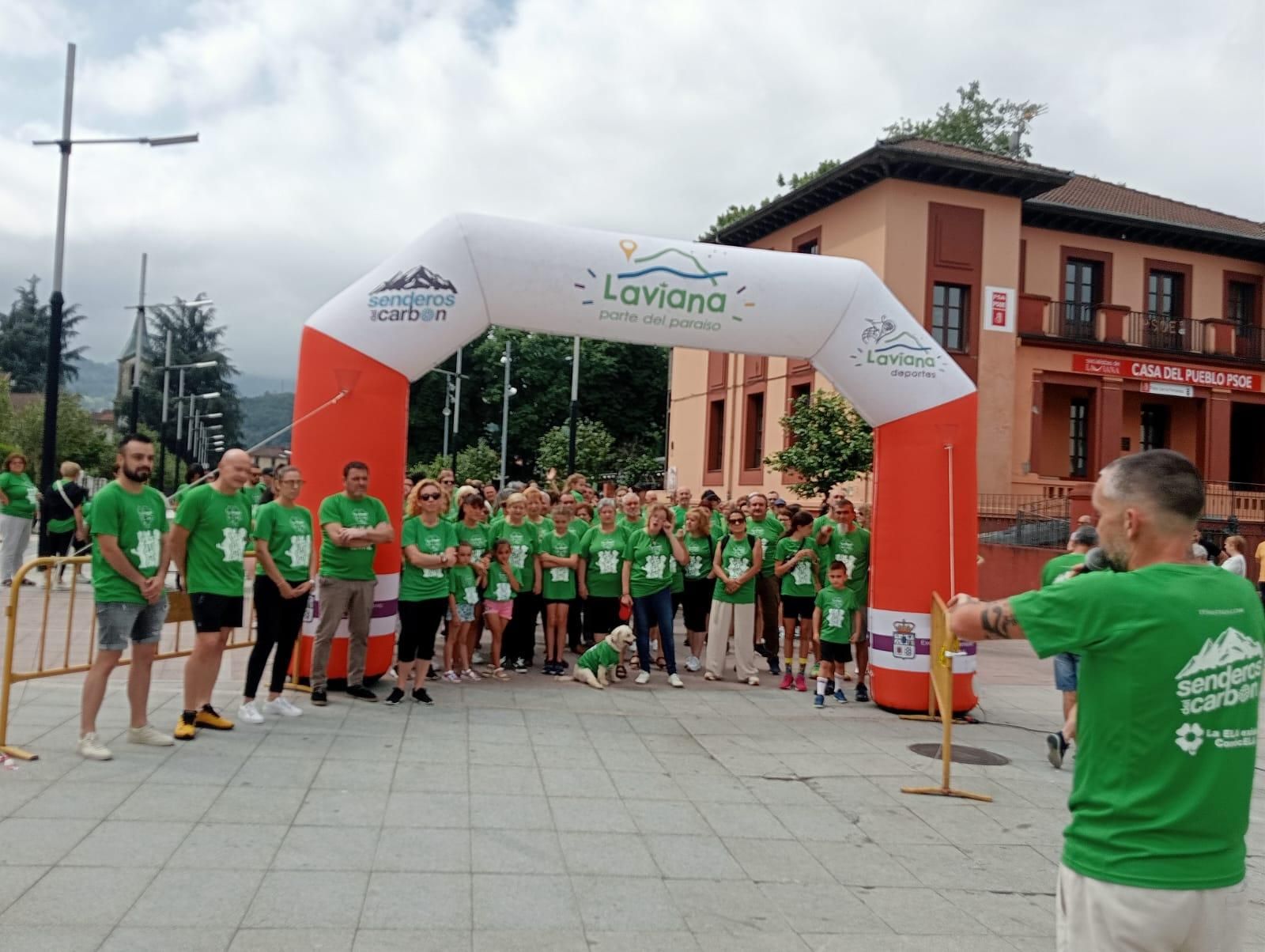 Doscientas personas marchan y escancian en Laviana para combatir la ELA