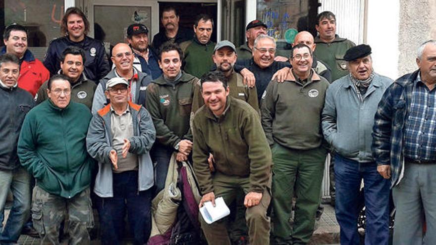 Foto de grupo de los cazadores voluntarios.