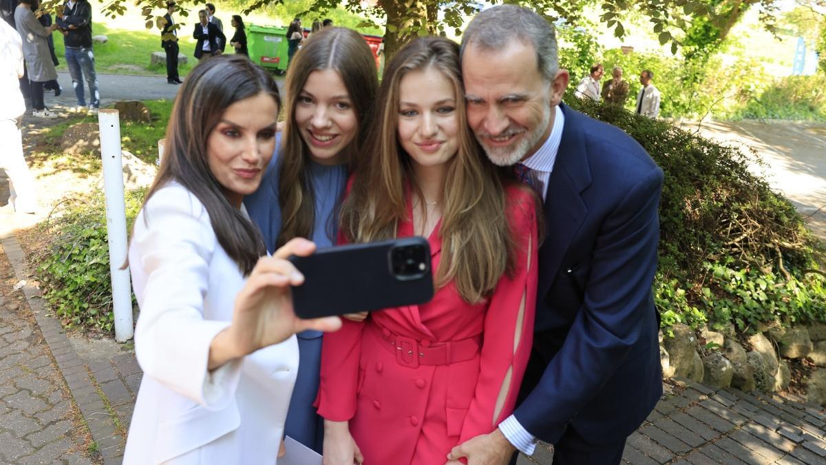 El selfie de los reyes con sus hijas en la graduación de Leonor