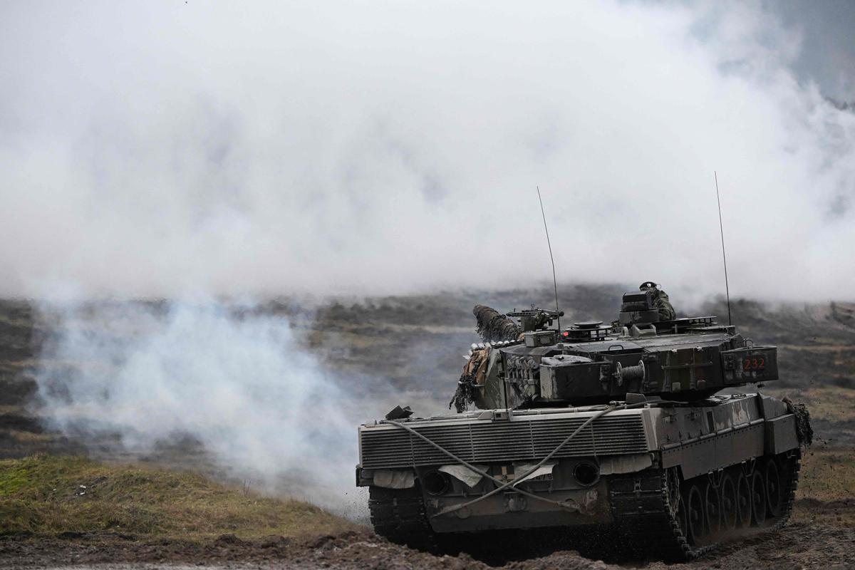 El ministro de Defensa alemán, Boris Pistorius en unas maniobras militares para conocer el tanque Leopard 2