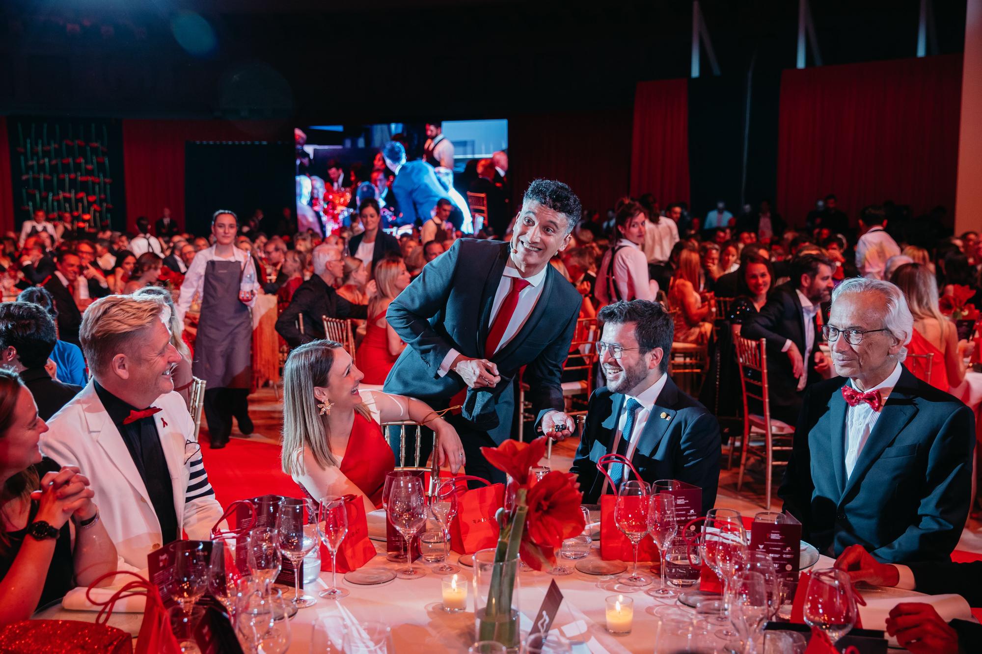 El presidente de Seat, Wayne Griffiths, el Mag Lari, entre el president, Pere Aragonés y su esposa, Janina Juli, y el doctor Bonaventura Clotet