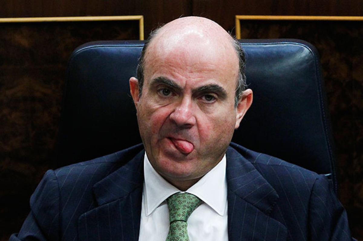 El ministre d’Economia, Luis de Guindos, durant el discurs en què Mariano Rajoy va anunciar, dimarts, el nou paquet d’ajustos.