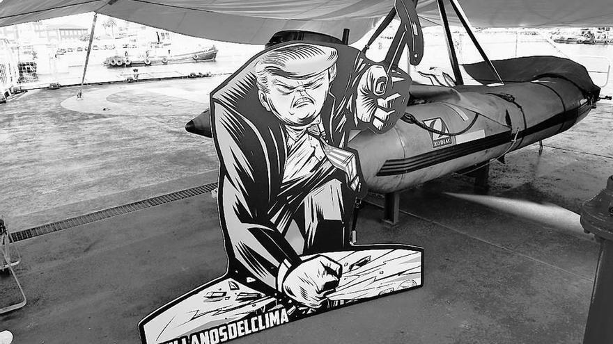 Una ilustración de Donald Trump en la cubierta del barco &quot;Esperanza&quot;. // Carlos Pardellas