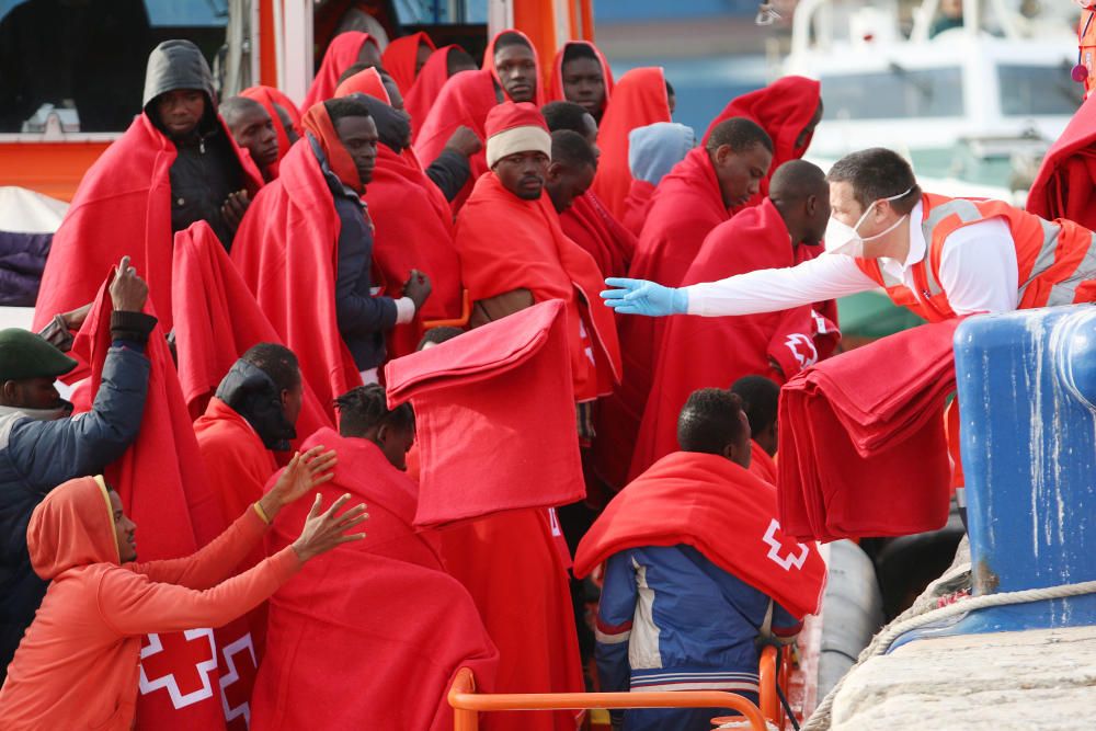Rescatan a una patera con 50 inmigrantes interceptada en la costa de Málaga