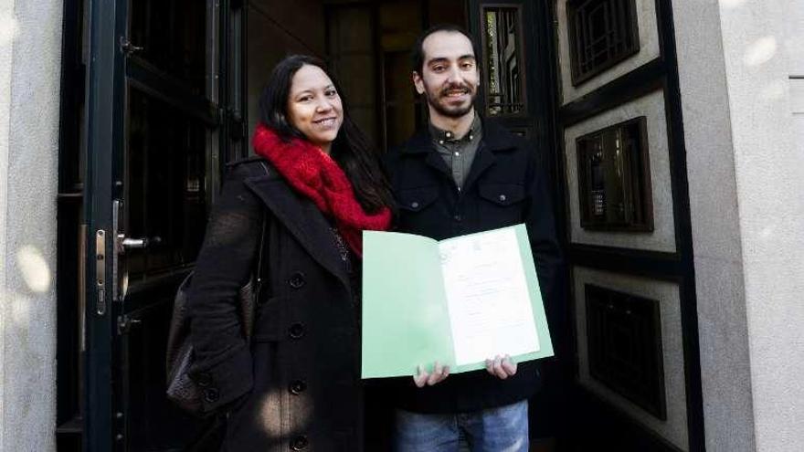 Héctor Piernavieja y Nora Isabel Espina, componente de su candidatura, tras formalizar su compromiso ante notario.