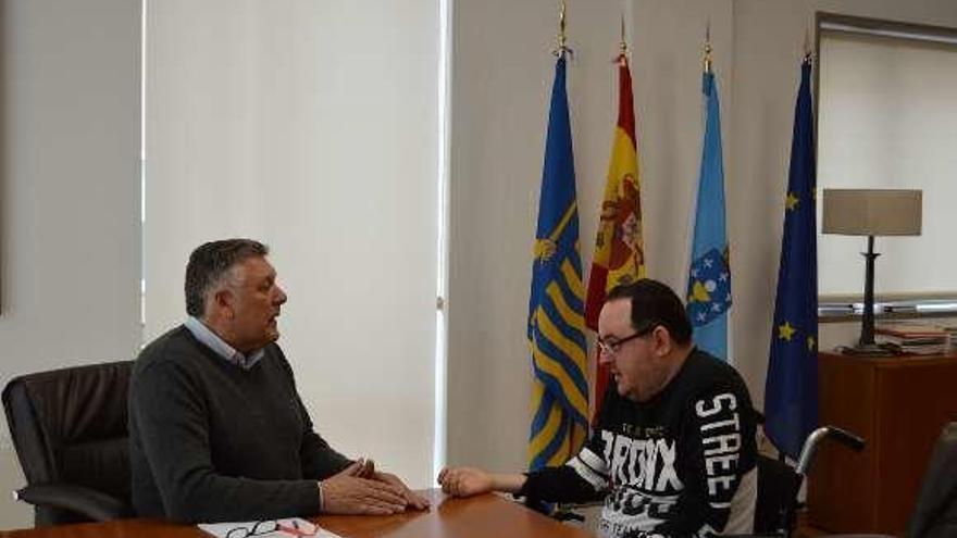 El alcalde firma la compra del kiosko. // FdV