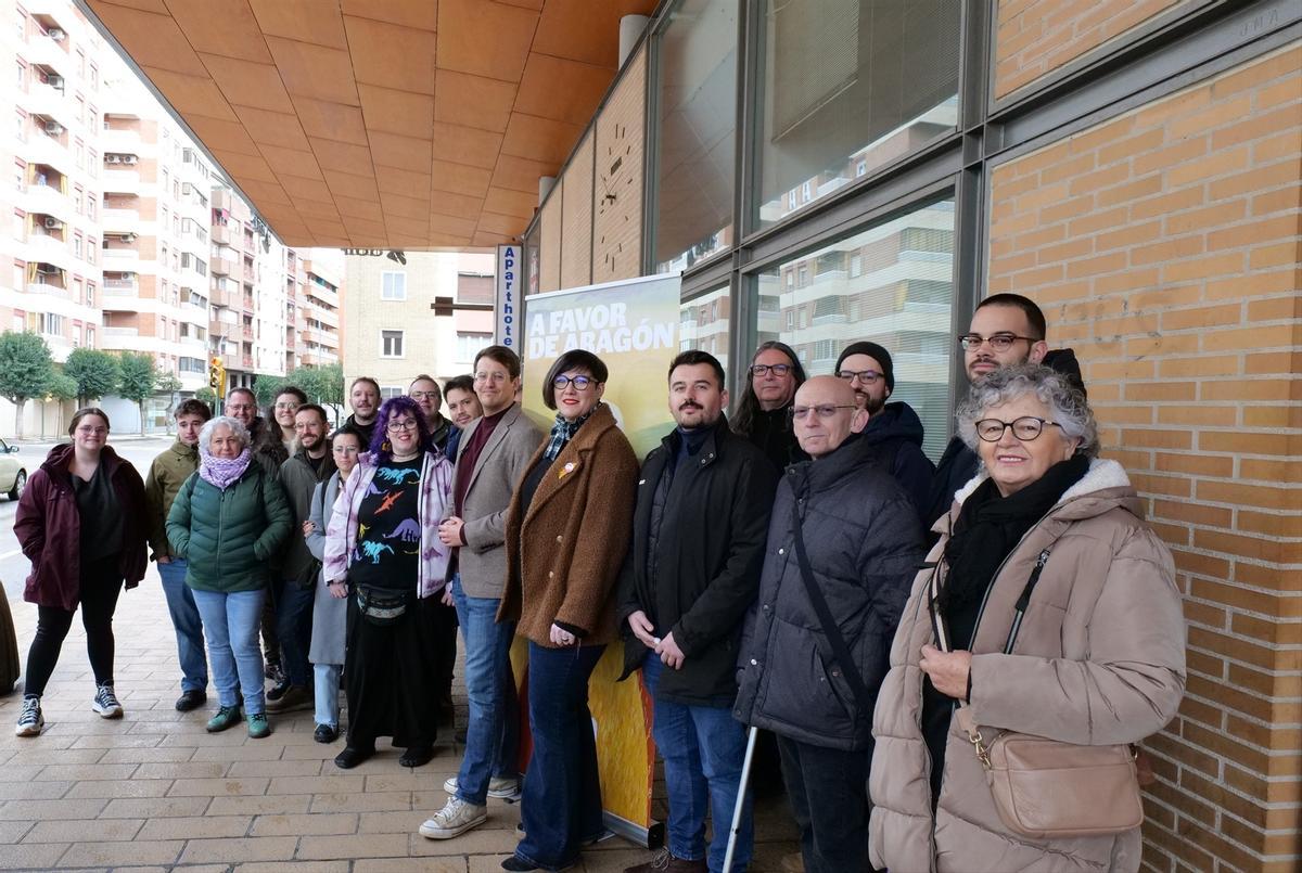Candidatos de CHA y militantes, en la estación de Huesca.