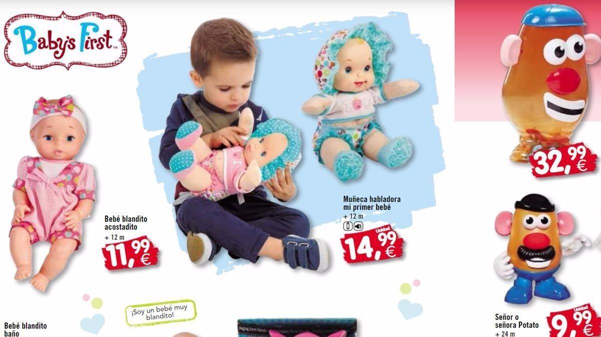 Un niño juega con una muñeca en el catálogo de Toy Planet.