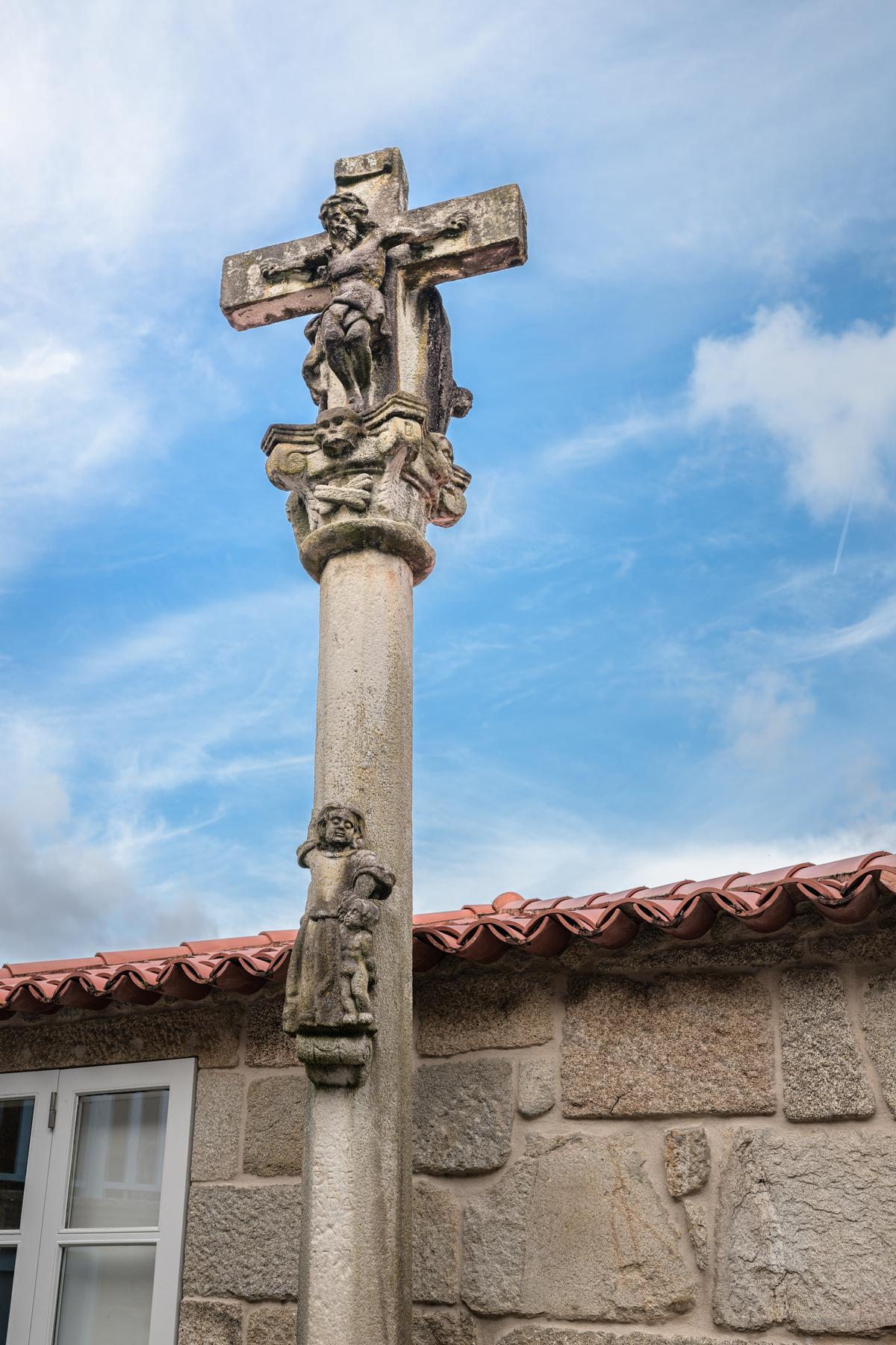 Un cruceiro típico de Combarro, con la Virgen orientada al océano