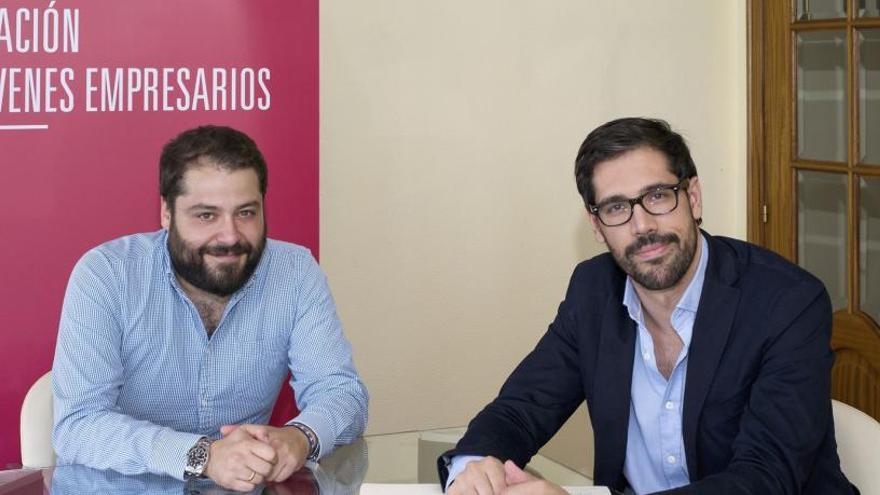 El presidente de AJE Galicia, Luciano Covelo, a la izquierda, con Juan Galiardo, director de Uber en España.