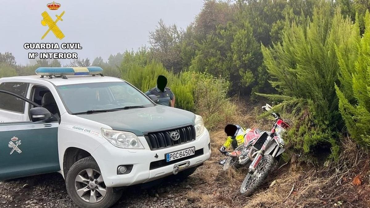 La Guardia Civil sorprende a dos personas circulando en motocicleta en el Espacio Protegido de Cumbre Vieja en La Palma.