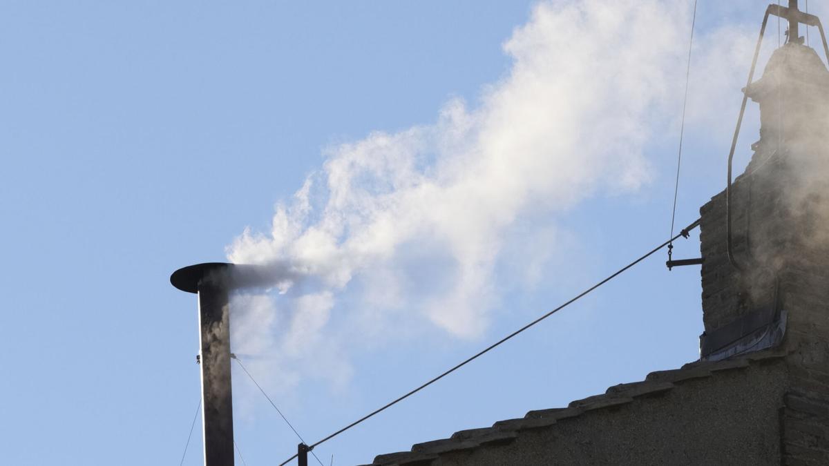 Esta fotografía muestra humo blanco saliendo de la chimenea de la Capilla Sixtina, lo que indica que los cardenales eligieron un nuevo papa durante su cónclave en el Vaticano el 8 de mayo de 2025.