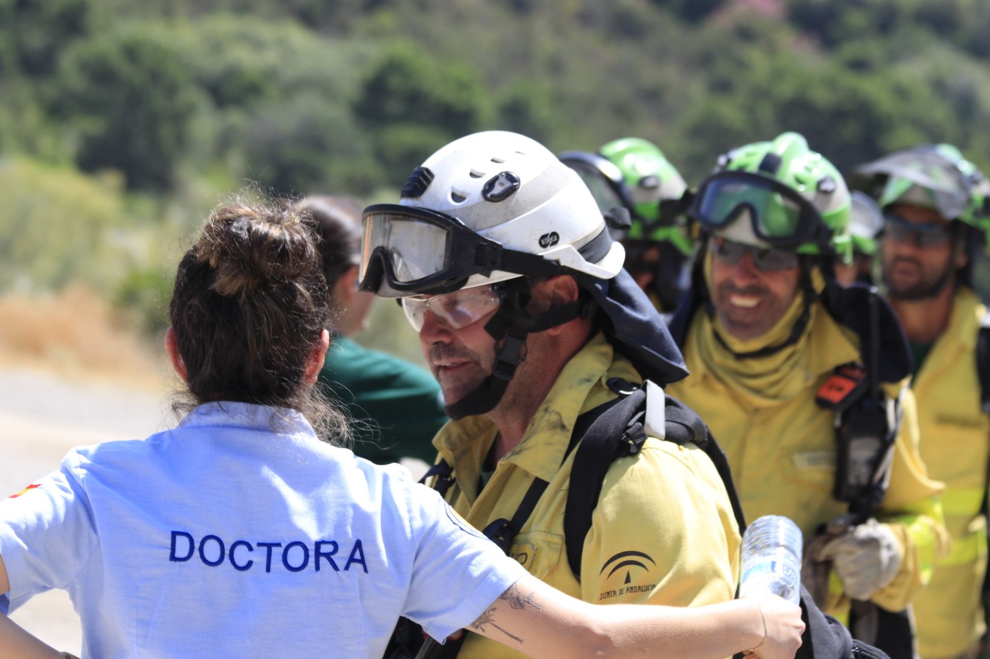 Un millar de efectivos trabajan para controlar el fuego de Sierra Bermeja