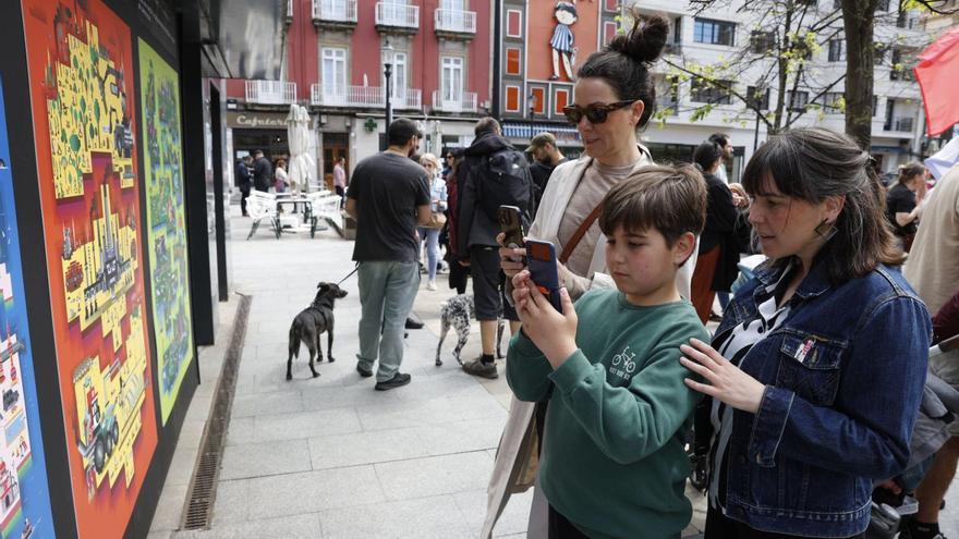 El LEV conquista desde primera hora: familias y grupos de amigos disfrutaron ayer en Gijón de la primera jornada del Laboratorio de Electrónica Visual
