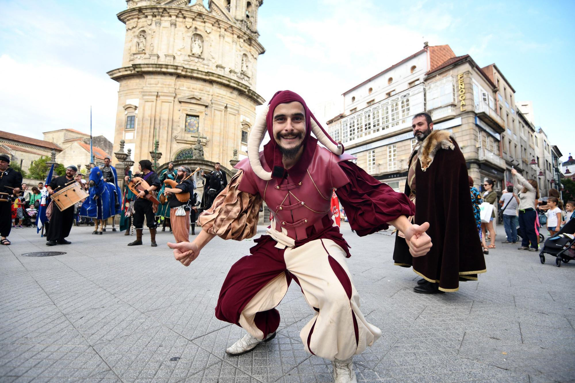 Cortesanos, bufones, damas y caballeros celebran el retorno de su señor: la Feira Franca anima Pontevedra