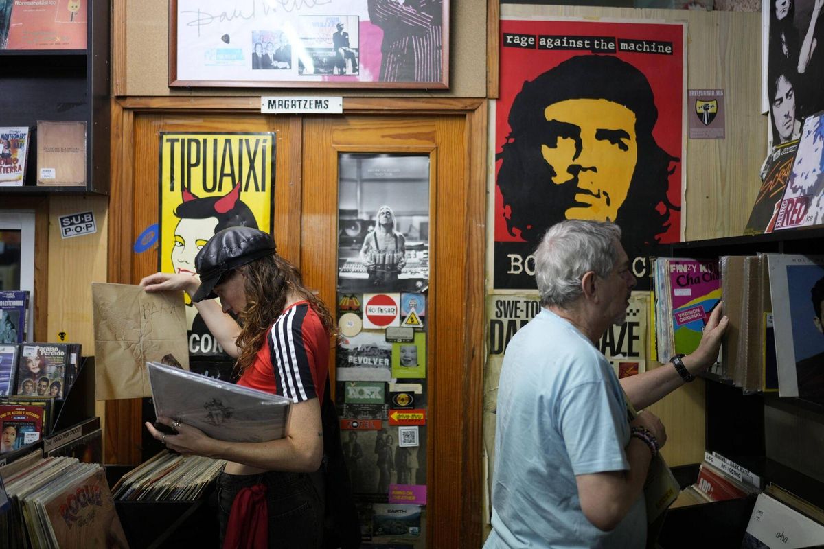 Barcelona 09/07/2025 Cierra Discos Revolver, la mítica tienda de música de la calle Tallers de Barcelona Fotografía de Ferran Nadeu