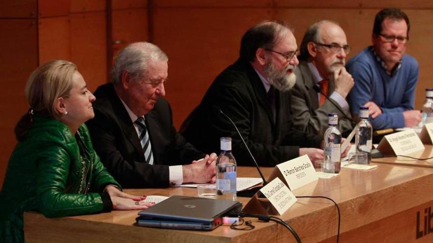 De izquierda a derecha, Carmen Casal, Ramón Sánchez-Ocaña, Ángel Álvarez, Ángel Lacave y Pablo Álvarez, durante el coloquio de ayer.