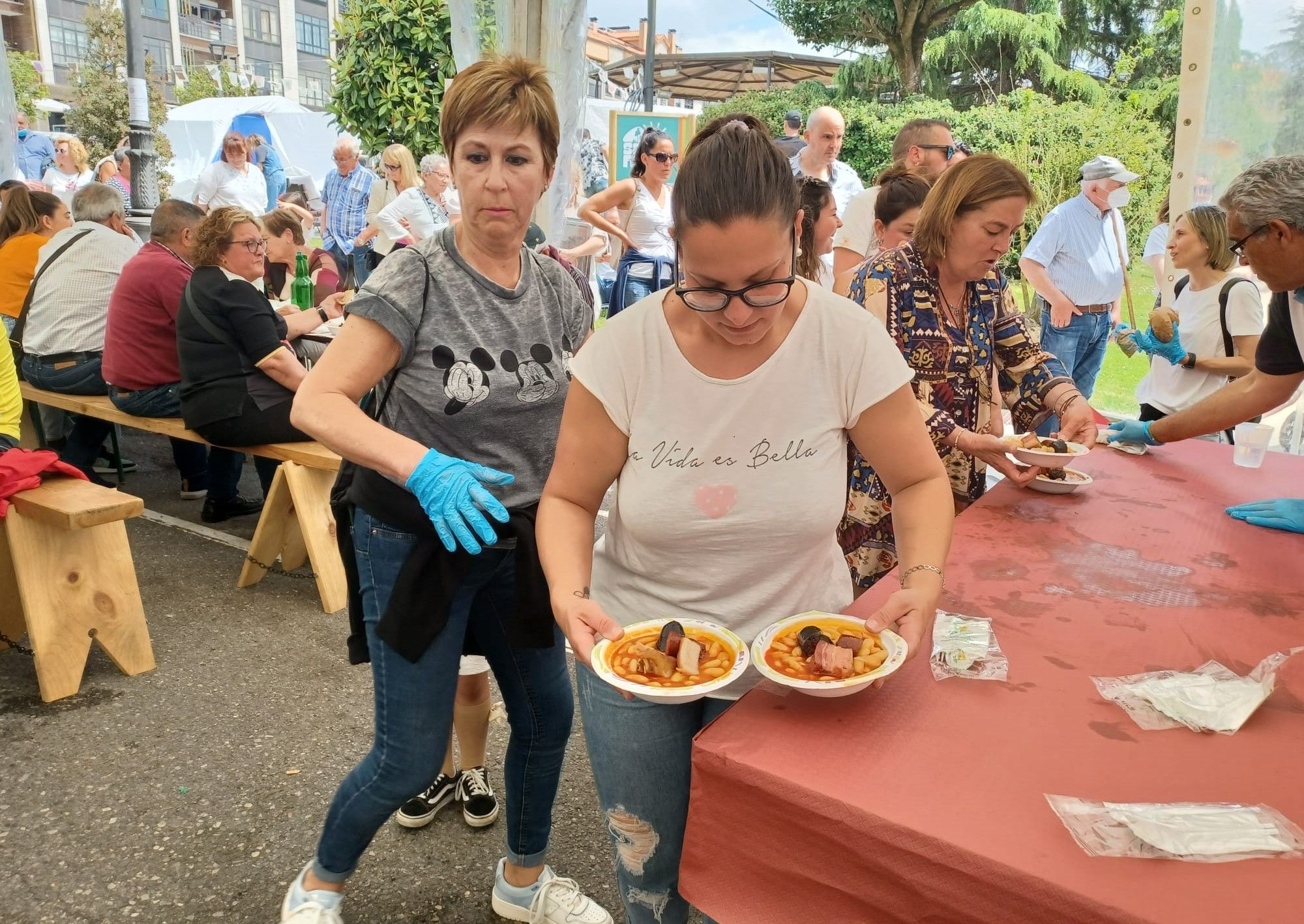 Llenazo en la comida en la calle de Posada de Llanera: "Ya era hora de poder disfrutar así"