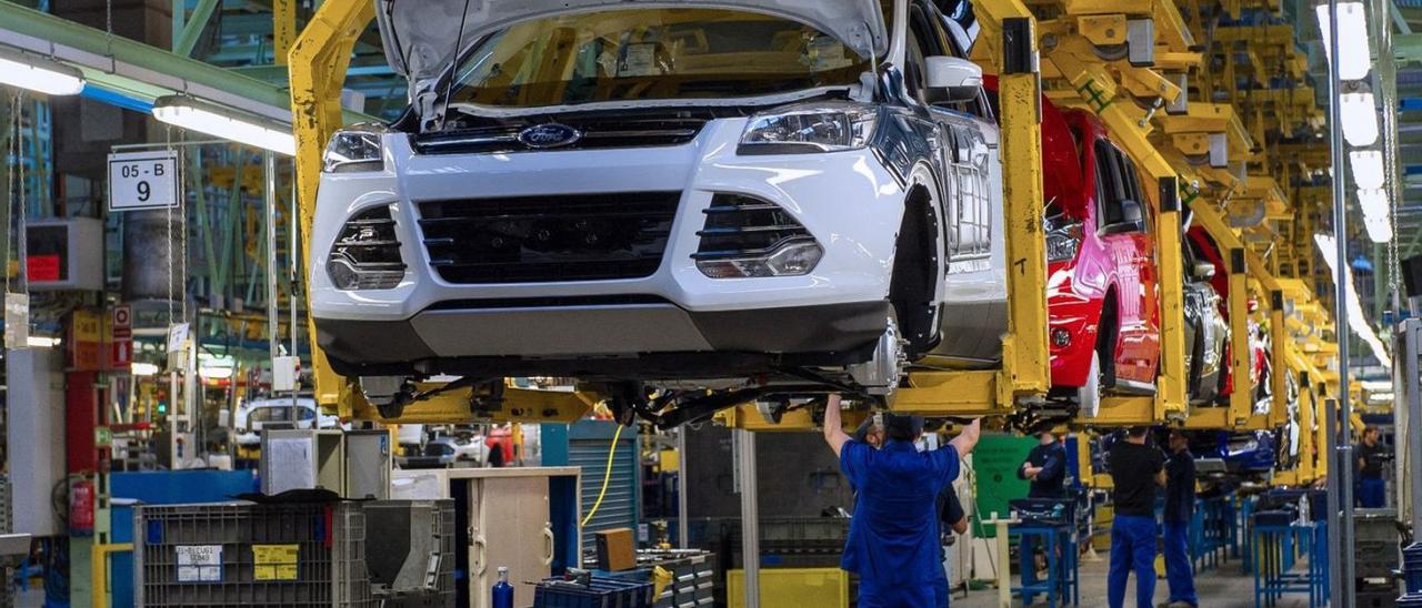 Varios trabajadores en la planta de montaje de coches en la Ford de Almussafes.  | LEVANTE-EMV