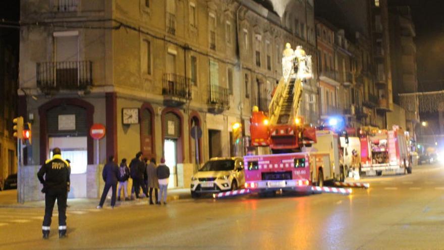 Els bombers treballant al lloc de l&#039;incendi