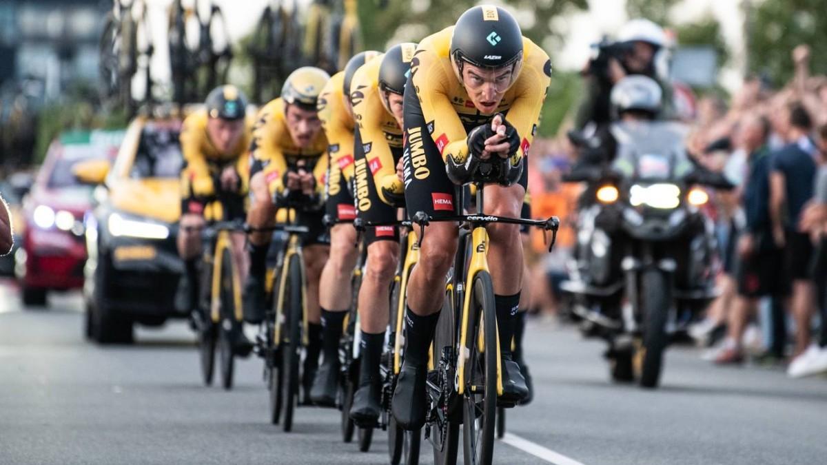 Los corredores del Jumbo Visma, durante la etapa inaugural de LaVuelta 2022