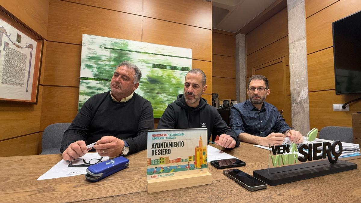 En el centro, Ángel García, durante una rueda de prensa esta mañana, mientras hablaba de los problemas del agua en Espiniella