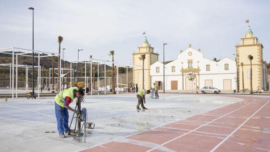 Los operarios se afanan en los últimos detalles.