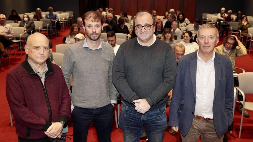 Por la izquierda, José Luis Acuña, Nicolás Weidberg, Antonio Turiel y José Rico, ayer, en el Club Prensa Asturiana. | Irma Collín