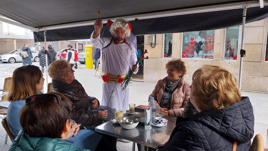 San Valentín reparte claveles en Bueu